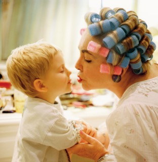 HR_A4172-565-8_RT.tif Elizabeth Taylor and her great-
grandson Finn McMurray, Los
Angeles, California, 2002.
© 2025 Bruce Weber, foto.kunst.kultur