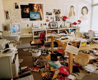 HR_24187-141A-6.tif Sofia Coppola’s office, Los Angeles,
California, 1999.
© 2025 Bruce Weber, foto.kunst.kultur